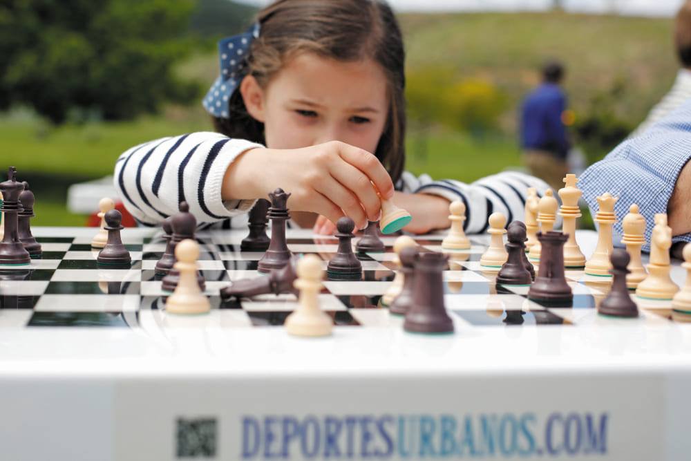 girl-playing-urban-chess-62
