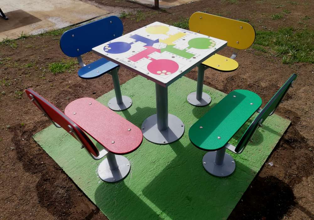 mesa-parchis-con-asientos-con-respaldo-colores