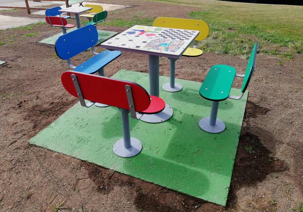mesas-multijuegos-con-bancos-colores-instaladas-parque